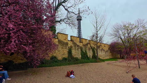 Ein-Kleiner-Park-Mit-Klettergerüst-Für-Die-Kinder-In-Der-Nähe-Einer-Alten-Burgmauer-In-Der-Stadt