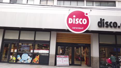 Disco-Supermarkt-Argentinien-Eingang-Lebensmittelgeschäft-Gebäude-In-Argentinien-Straße-Cencosud-Unternehmen-Für-Den-Verkauf-Von-Waren,-In-Buenos-Aires-Stadt-Mit-Fußgängern-Und-Verkehr