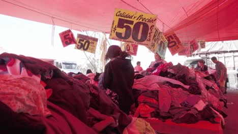 Los-Compradores-Exploran-La-Selección-De-Ropa-De-Segunda-Mano-En-El-Tianguis-De-México.