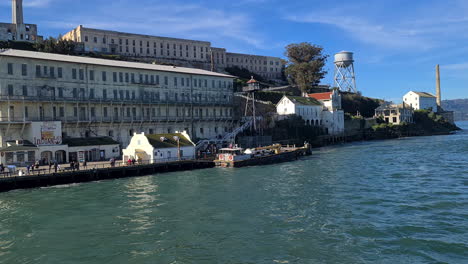 San-Francisco,-Ee.uu.,-Llegando-A-La-Isla-De-Alcatraz-Y-A-La-Penitenciaría-Federal,-Al-Muelle-Y-A-Los-Edificios-En-Un-Día-Soleado