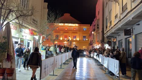 Festival-De-Cine-De-Málaga-En-La-Noche-Multitud-De-Personas-Esperando-A-Una-Celebridad-Española