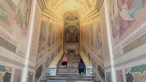 Fieles-Católicos-Rezan-En-La-Scala-Sancta,-Santuario-Pontificio-De-La-Santa-Escalera