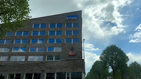 Rapobank-Und-KPMG-Wirtschaftsprüfungsgesellschaft-In-Moderner-Gebäudearchitektur-In-Der-Stadt-Enschede,-Niederlande