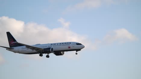 Avión-De-Air-Canada-En-El-Cielo-De-Vancouver---Tiro-De-ángulo-Bajo