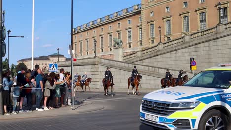 Policía-Y-Guardias-Reales-Marchando-Cerca-Del-Palacio-De-Estocolmo,-Cámara-Lenta