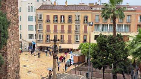 Málaga-España-Casco-Antiguo-Día-Lluvioso,-Palmeras-Y-Edificios-Históricos