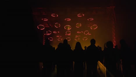 Las-Luces-De-Halo-Rojo-Se-Exhiben-En-El-Verano-Histriónico,-El-Festival-De-Las-Luces,-Zagreb,-Croacia.