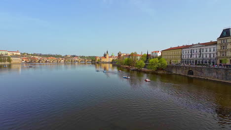 Panoramablick-über-Die-Moldau-Mit-Der-Karlsbrücke-Aus-Sandstein-In-Der-Ferne