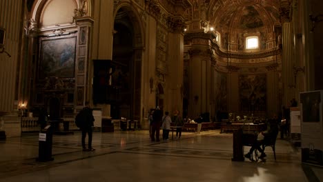 Turistas-Explorando-La-Basílica-De-Sant&#39;Andrea-Della-Valle-En-Roma.