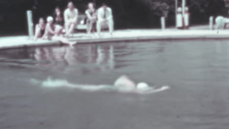 Mujer-En-Traje-De-Baño-Se-Sumerge-En-La-Piscina-En-Un-Día-Soleado-De-Verano-De-1930