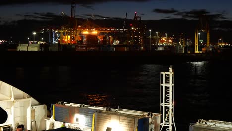 Balearia-Fähre-Verlässt-Den-Hafen-Von-Valencia-Bei-Nacht