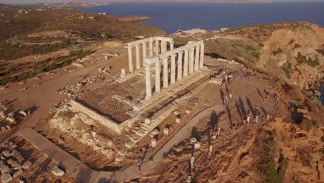 Luftaufnahme-Des-Antiken-Poseidon-Tempels-Am-Kap-Sounion-Mit-Booten,-Griechenland