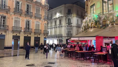 Old-town-Malaga-city-centre-nightlife-atmosphere-tourists-walking,-Spain
