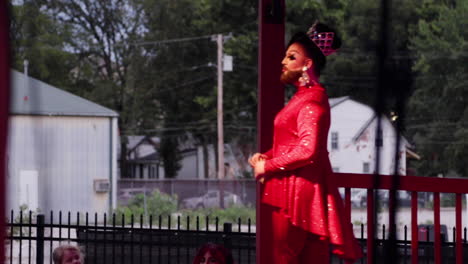 Una-Drag-Queen-Recibe-Una-Propina-De-Un-Miembro-De-La-Audiencia-Durante-Una-Actuación-En-El-Midmo-Pridefest.