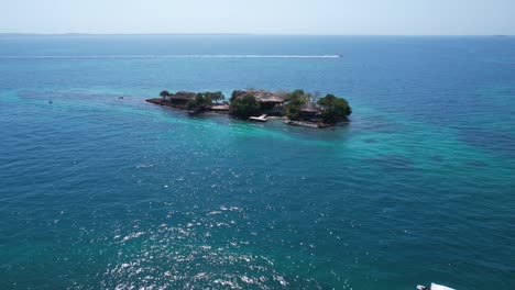 Vista-Aérea-Del-Pequeño-Complejo-Caribeño-En-El-Archipiélago-De-Las-Islas-Del-Rosario,-Cartagena,-Colombia.