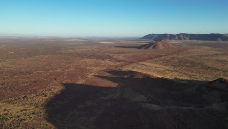 Panoramablick-Aus-Der-Luft-über-Die-Landschaft-Von-Mount-Bruce-Und-Die-Wüste-Im-Karijini-Gebiet