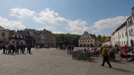 Kazimierz-Dolny,-most-beautiful-cities-on-banks-of-Vistula-River,-old-historical-architecture-of-Europe