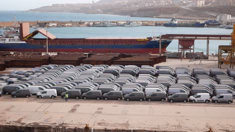 Líneas-De-Nuevas-Furgonetas-Fiat-En-El-Muelle-De-Mostaganem,-Argelia