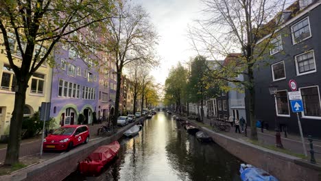 Malerische-Süße-Häuser-In-Amsterdam-Mit-Kanal-Und-Straße-Im-Herbst