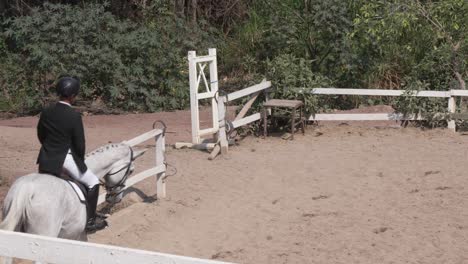 Hombre-De-Traje-Practicando-Paseos-A-Caballo-En-Caballo-Blanco-En-El-Rancho