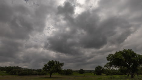 Timelapse-De-Nubes-Sobre-Un-Pasto-Rural-Durante-El-Eclipse-Solar-Total-Del-8-De-Abril-De-2024