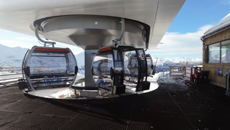 La-Gente-Se-Baja-Y-Toma-Su-Equipo-De-Esquí-Desde-El-Compartimento-Lateral-Del-Teleférico-Para-Salir-De-La-Terminal-En-Vogel,-Eslovenia.