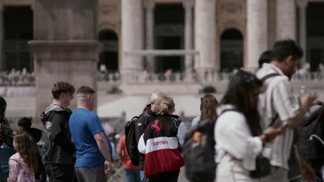 Los-Turistas-Abarrotan-La-Plaza-De-La-Ciudad-Del-Vaticano,-Roma,-Italia