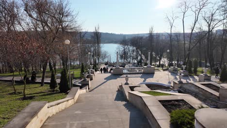 Parque-Valea-Morilor-En-Chisinau-Moldavia-Escalera-Durante-El-Día-área-Recreativa