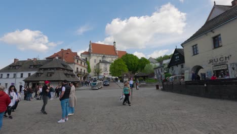 Kazimierz-Dolny,-tourists-exploring-the-Old-Town-and-its-vibrant-market-square