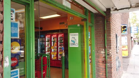 Eingang-Zum-Chinesischen-Supermarkt-In-Buenos-Aires,-Argentinien.-Traditionelle-Kreditkartenschilder-Im-Laden-Werden-In-Zeitlupe-Angezeigt