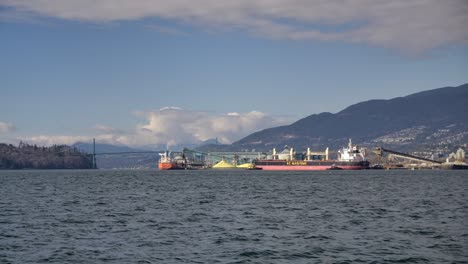 Massengutfrachter-In-Einer-Industriefabrik-Am-Burrard-Inlet-In-Der-Nähe-Der-Lions-Gate-Bridge-In-Vancouver,-Kanada