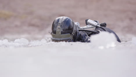 La-Cabeza-De-Un-Hombre-Con-Máscara-De-Buceo-De-Cara-Completa-Emerge-Del-Agua-Helada-Del-Lago.