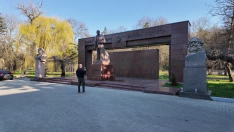 Estatua-De-Vladimir-Ilich-Lenin,-Creador-De-La-Antigua-Unión-Soviética-En-Chisinau,-Moldavia.