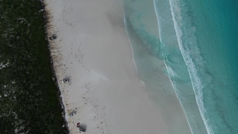 Lucky-Bay-beach-with-white-sand-and-turquoise-ocean-waters,-Cape-Le-Grand-National-Park,-Western-Australia