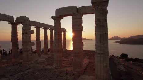 Luftaufnahme-Des-Antiken-Poseidon-Tempels-Zur-Goldenen-Stunde,-Sounion,-Griechenland,-Fantastisches-Reiseziel