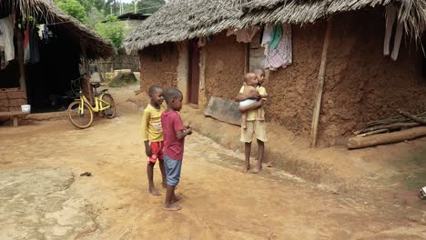 Un-Grupo-De-Jóvenes-Niños-De-Tanzania-De-Pie-En-Una-Calle-De-Barrio-Pobre