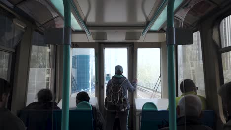 Los-Pasajeros-En-El-Tren-Ligero-Docklands-Hacia-Canary-Wharf,-Londres,-Inglaterra,-Reino-Unido.