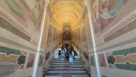 Jóvenes-Católicos-Rezan-Mientras-Suben-La-Escalera-Santa-En-Roma,-Italia