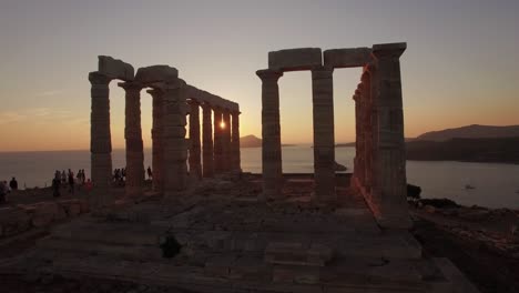 Templo-Aéreo-De-Poseidón-Al-Atardecer-De-La-Hora-Dorada,-Destino-De-Viaje-De-Sounion,-Grecia