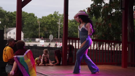 Zuschauer-Stehen-Schlange,-Um-Einer-Drag-Queen-Bei-Ihrem-Auftritt-Beim-Midmo-Pridefest-Ein-Trinkgeld-Zu-Geben