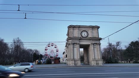 El-Monumento-Del-Arco-Triunfal-Chisinau-Moldova-Tráfico-De-Coches-Pasando-Por-La-Carretera-Principal