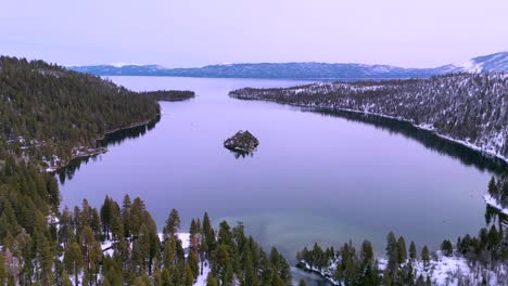 Vista-Aérea-De-Drones-De-Emerald-Bay,-Lake-Tahoe,-Hora-Dorada-Rosa-De-California