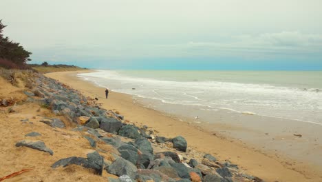 Toma-Panorámica-De-La-Playa-De-Ile-De-Ré-En-El-Paseo-Marítimo-Atlántico,-Francia