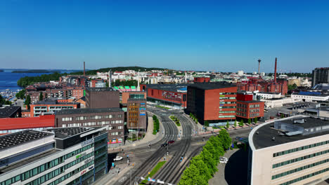 Toma-Aérea-De-Seguimiento-Del-Paisaje-Urbano-De-Ratina,-Día-Soleado-De-Verano-En-Tampere,-Finlandia.