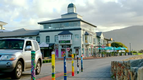 Farbenfrohes-Hermanus-CBD-Mit-Straßenkunst-Und-Uhrturm-Am-Wasser,-Statisch