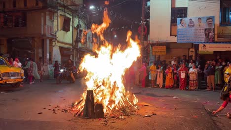 Vista-De-Perfil-De-Holika-Dahan-En-Las-Calles-De-Kolkata,-India