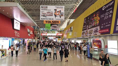 Salón-Lleno-De-Gente-En-La-135ª-Feria-De-Importación-Y-Exportación-Del-Cantón