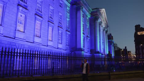 Eingang-Des-Trinity-College-In-Dublin,-Nachts-Blau-Beleuchtet