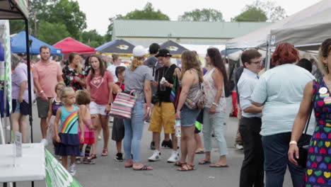 Ein-Überblick-über-Die-Festivalbesucher-Beim-Midmo-Pridefest