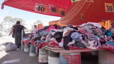 Vendedores-De-Ropa-En-Un-Tianguis,-Un-Bullicioso-Mercado-En-México